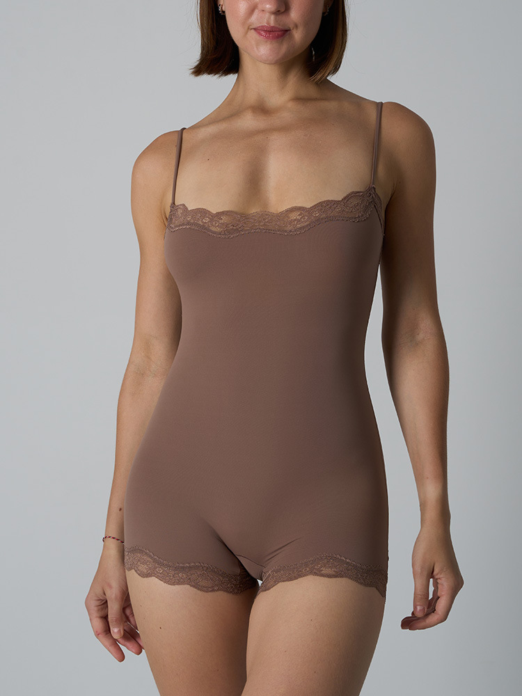بدلة رومبر مزينة بالدانتيل - ب - مراجعة Lace Trim Cami وسعره
